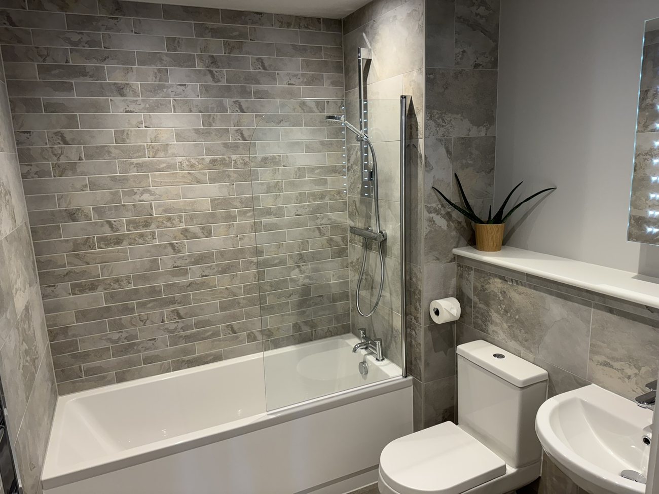 Marble-effect bathroom with gold fittings