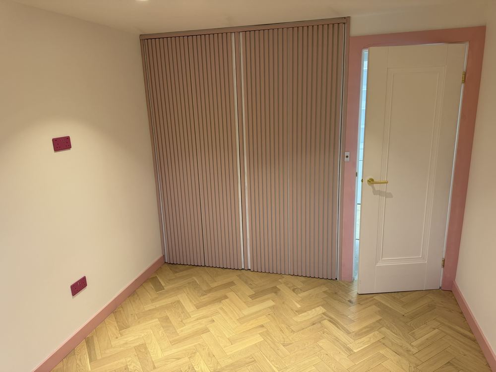 Built-in wardrobe with slatted doors